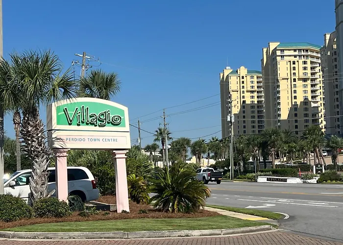 Lovely 3-bedroom Condo! Walk To Shop Or Eat! *