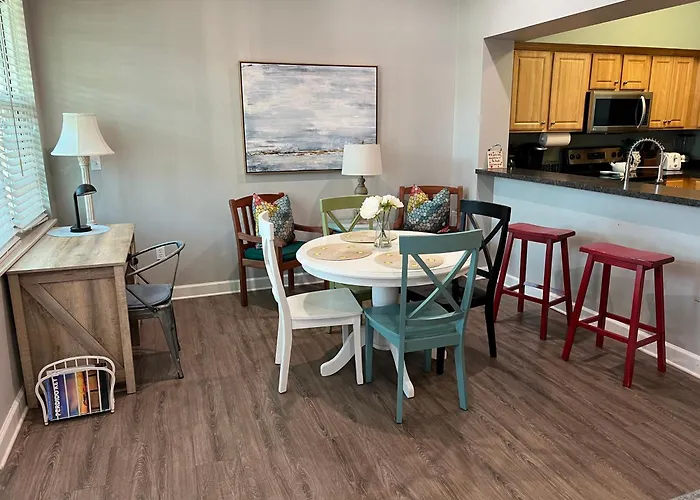 Lovely 3-bedroom Condo! Walk To Shop Or Eat!