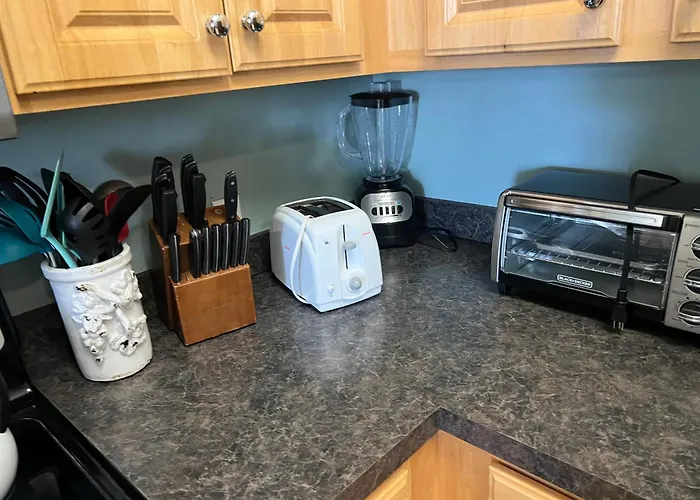 Apartment Lovely 3-bedroom Condo! Walk To Shop Or Eat! *