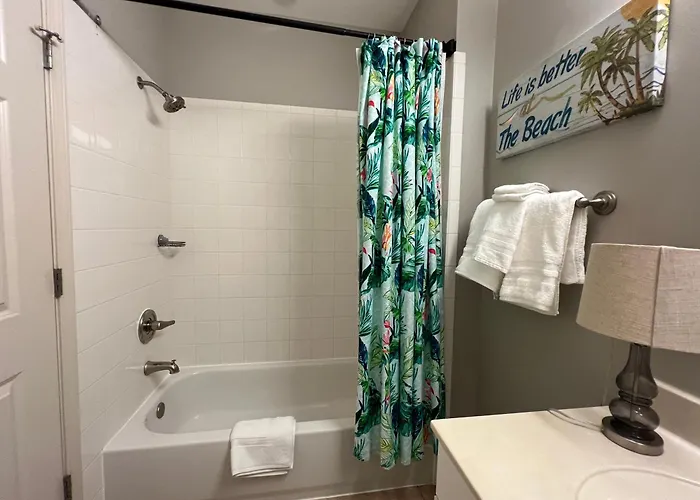 Lovely 3-bedroom Condo! Walk To Shop Or Eat! *