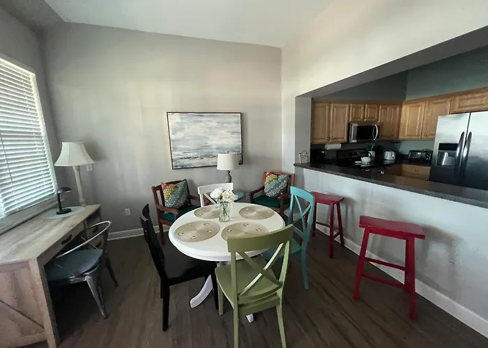 Lovely 3-bedroom Condo! Walk To Shop Or Eat! Apartment Pensacola