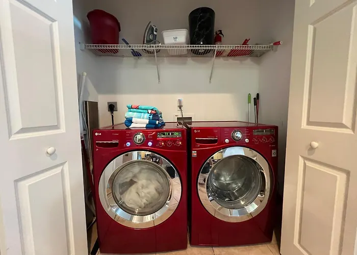 Lovely 3-bedroom Condo! Walk To Shop Or Eat! Apartment *