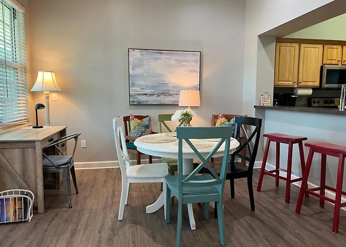 Lovely 3-bedroom Condo! Walk To Shop Or Eat! Pensacola