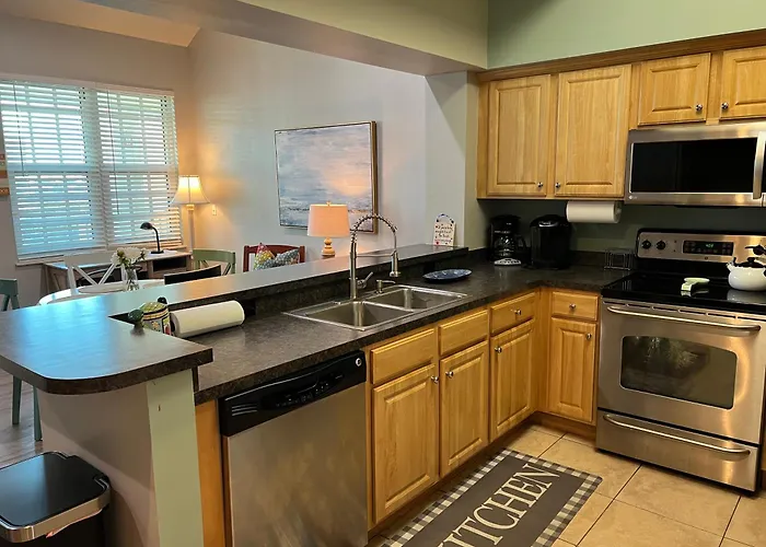 Lovely 3-bedroom Condo! Walk To Shop Or Eat! *