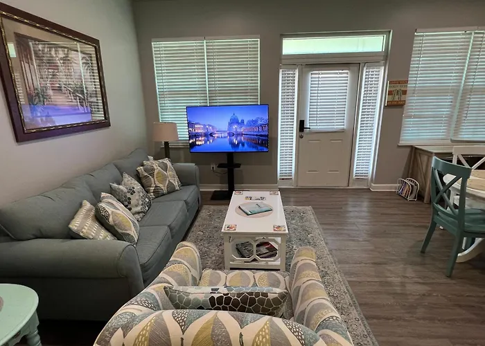 Apartment Lovely 3-bedroom Condo! Walk To Shop Or Eat! *