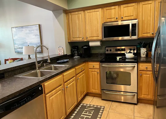 Lovely 3-bedroom Condo! Walk To Shop Or Eat! *