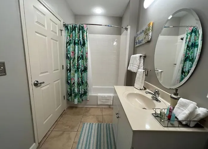 Lovely 3-bedroom Condo! Walk To Shop Or Eat! Apartment