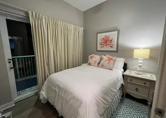 Lovely 3-bedroom Condo! Walk To Shop Or Eat! *