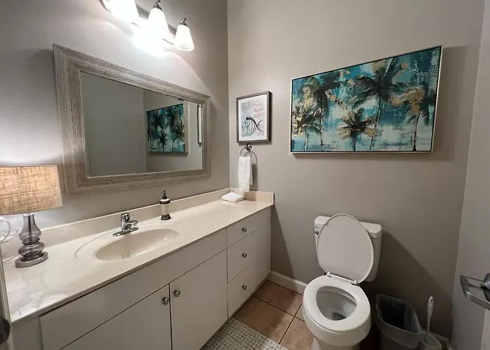 Lovely 3-bedroom Condo! Walk To Shop Or Eat!