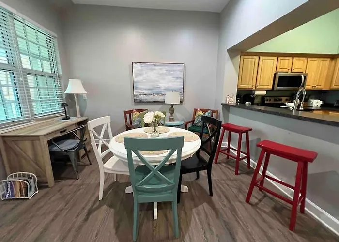 Apartment Lovely 3-bedroom Condo! Walk To Shop Or Eat!