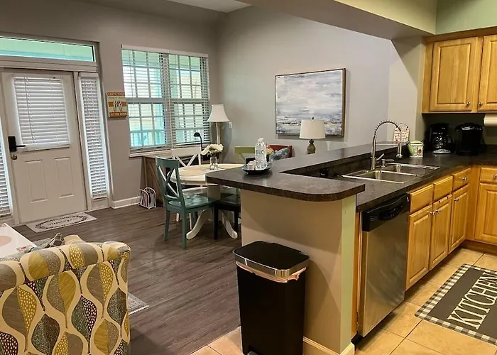 Lovely 3-bedroom Condo! Walk To Shop Or Eat! Apartment *