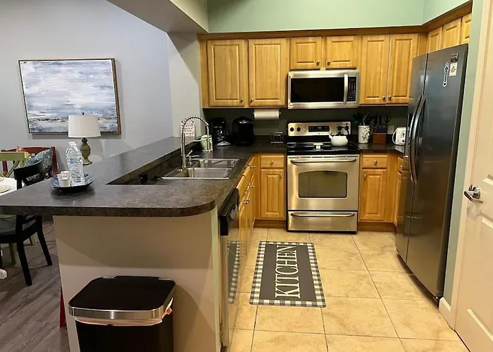 Apartment Lovely 3-bedroom Condo! Walk To Shop Or Eat!