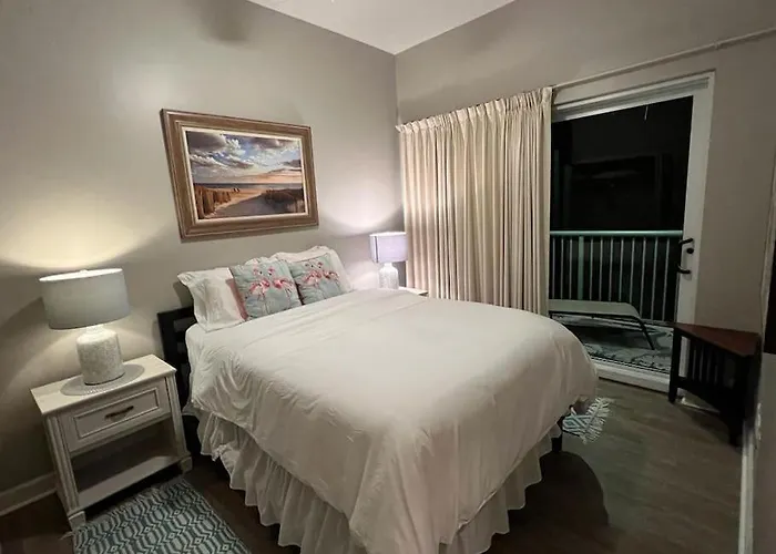 Lovely 3-bedroom Condo! Walk To Shop Or Eat! Apartment Pensacola