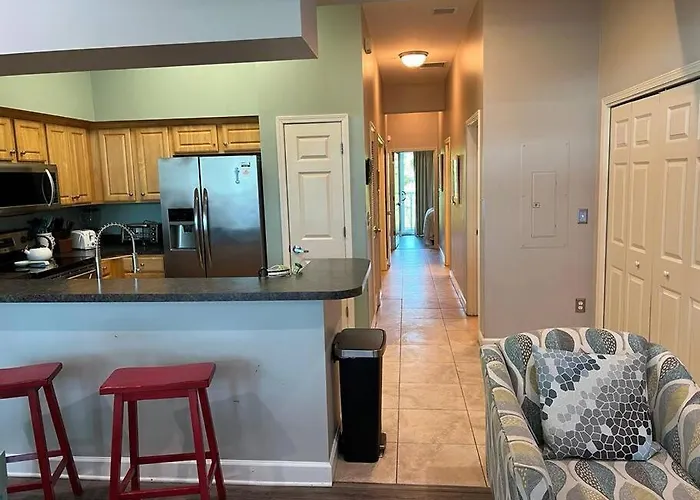 Apartment Lovely 3-bedroom Condo! Walk To Shop Or Eat! *