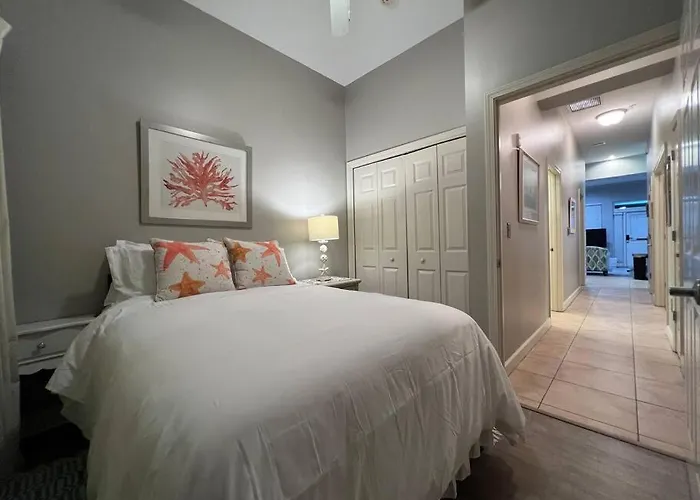 Lovely 3-bedroom Condo! Walk To Shop Or Eat! Apartment Pensacola