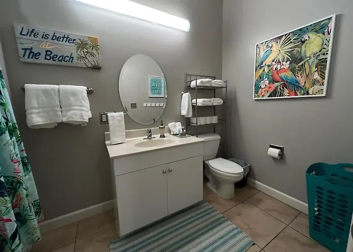Apartment Lovely 3-bedroom Condo! Walk To Shop Or Eat!