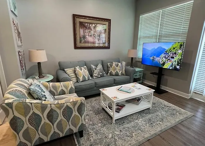 Lovely 3-bedroom Condo! Walk To Shop Or Eat! Apartment